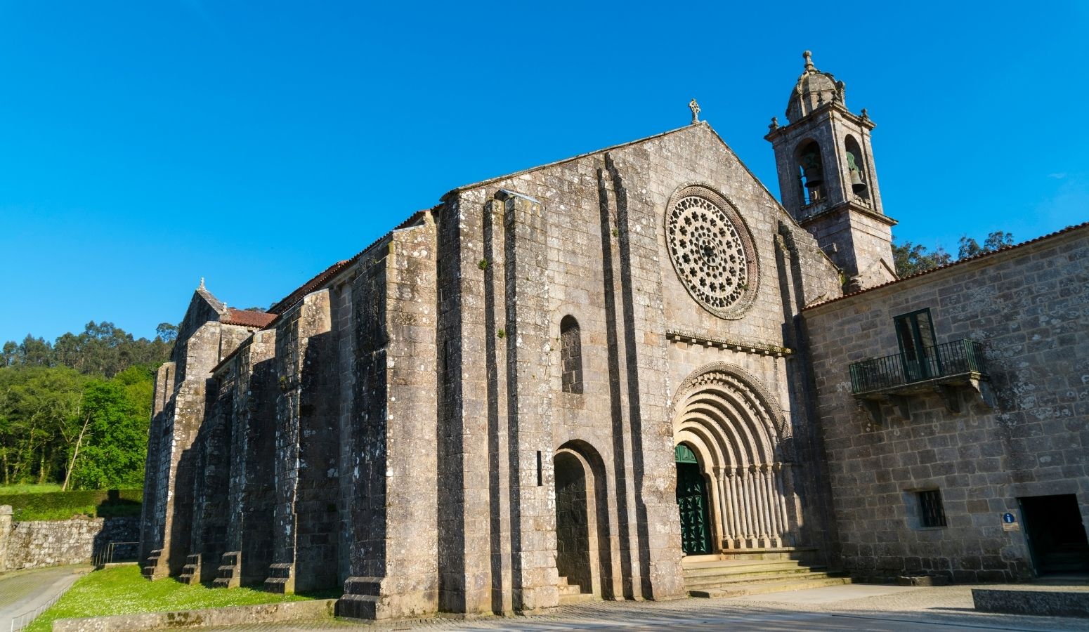 escapada cultural para mayores de 55 años en Monasterio de Armenteira